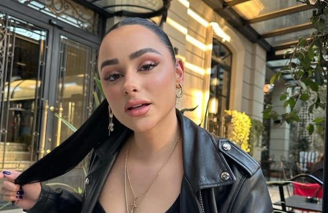 Egli Tako mahnit me elegancën e saj, duket për bukuri