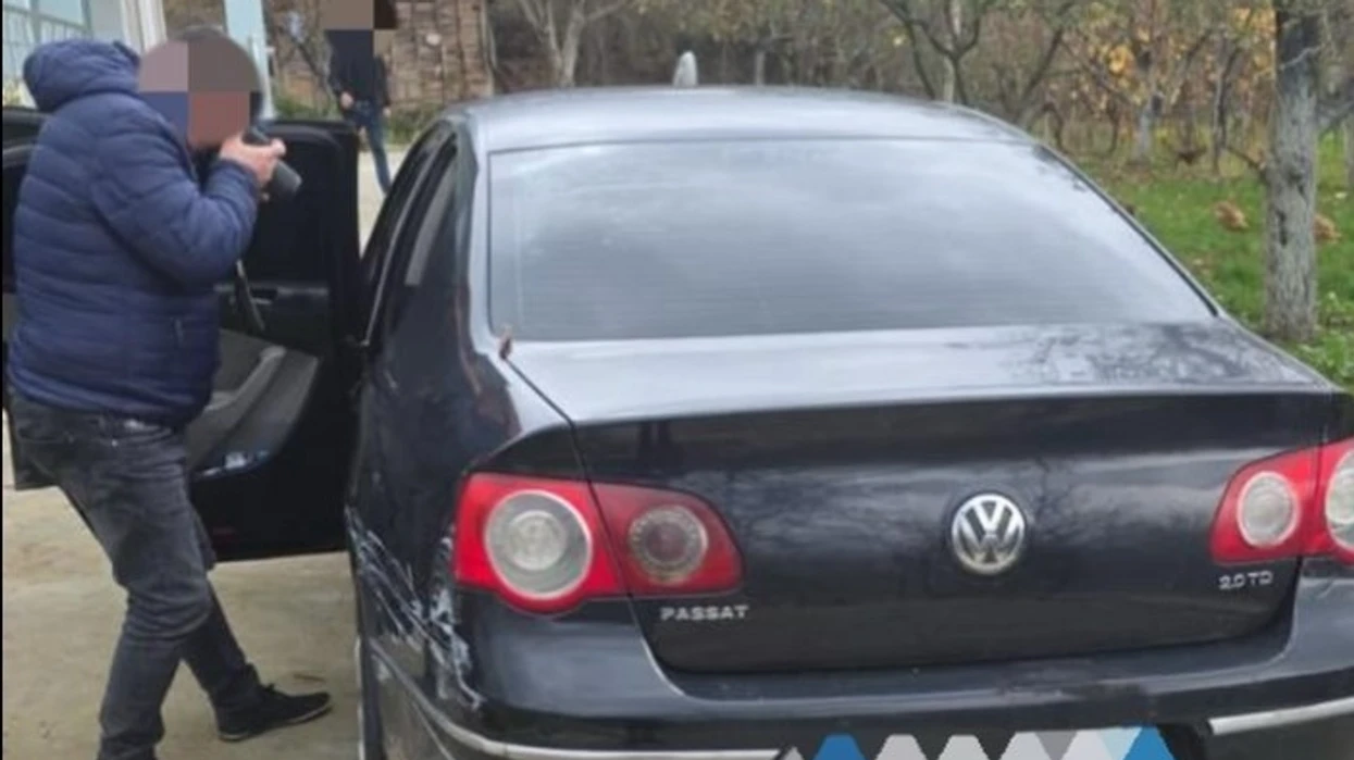 Inspektori i Policisë shqiptare arrestohet për shantazh dhe marrëdhënie seksuale nën kërcënim, pas kthimit nga Kosova