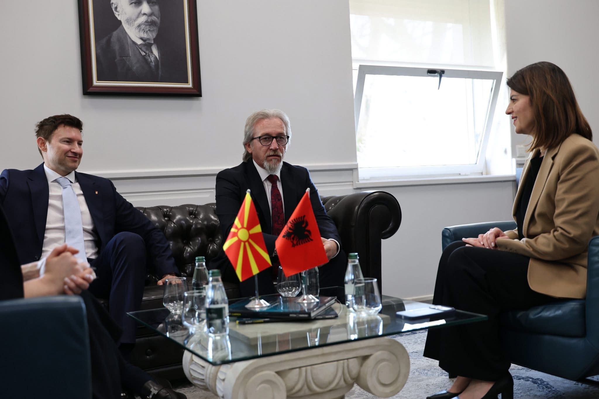 Takim mes Fatmir Limani dhe Albana Koçiu, diskutohen politikat sociale dhe demografia