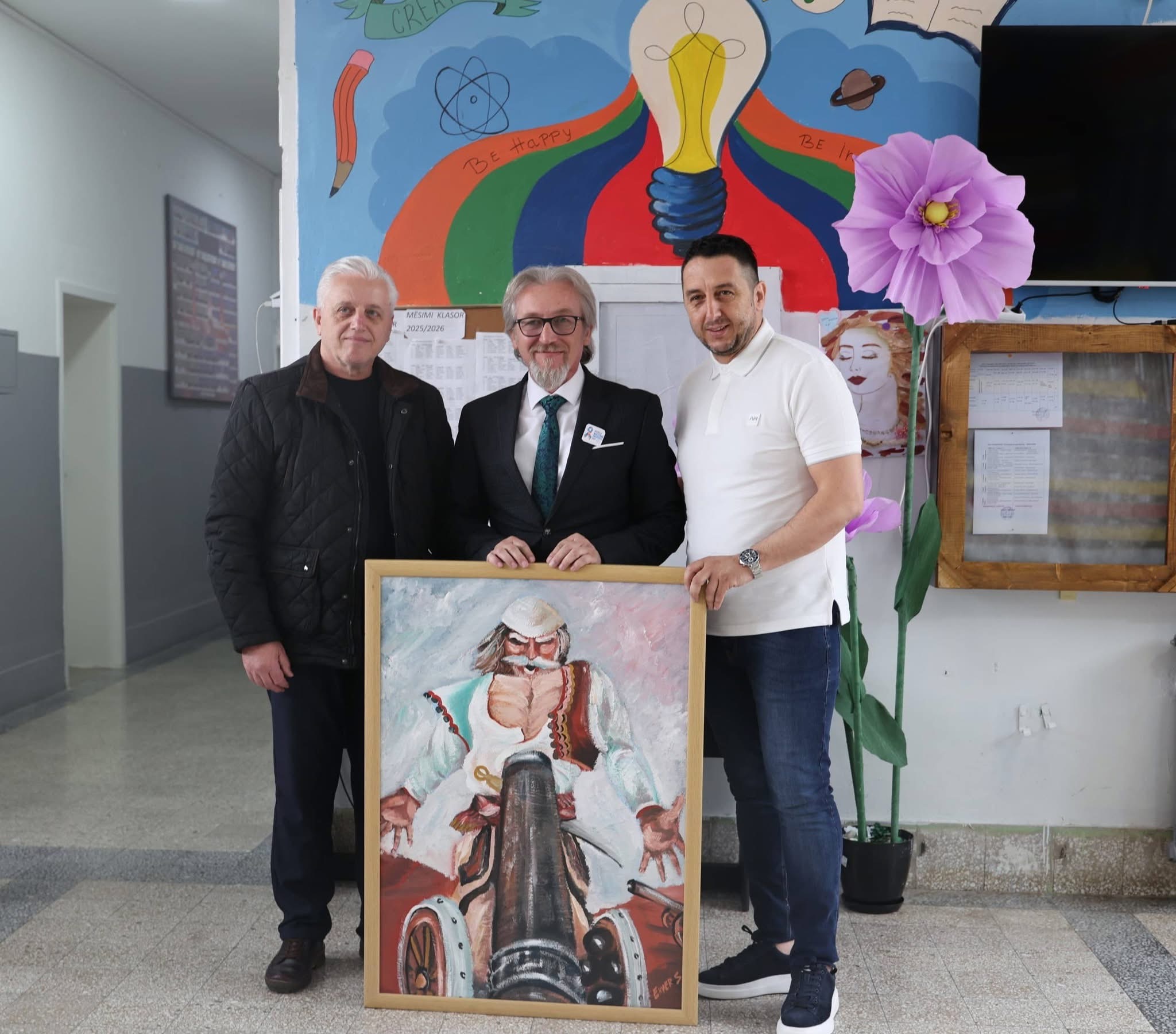 Fatmir Limani falënderon Bekim Jusufin dhe piktorin Enver Selimi për pritjen dhe dhuratën artistike