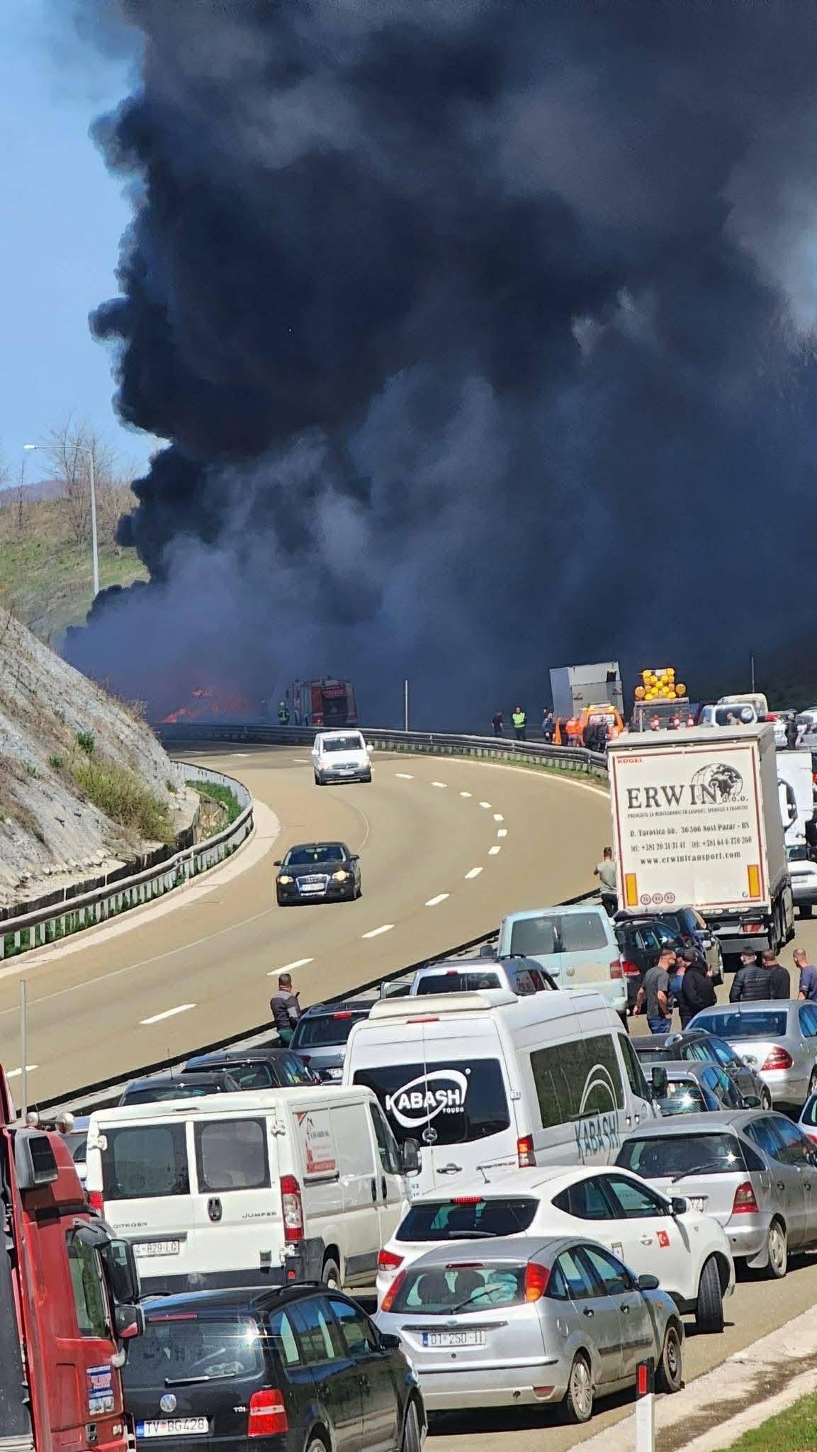 Përfshihet nga zjarri një kamion në autostradën “Ibrahim Rugova”, Policia jep detaje