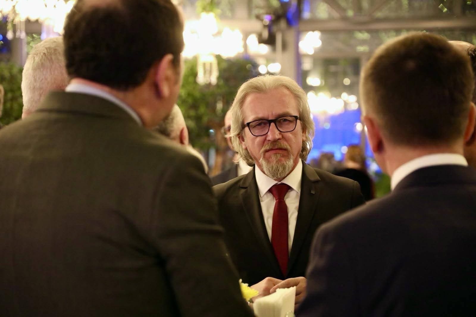 NGA IDEALI TE ZHGËNJIMI POLITIK