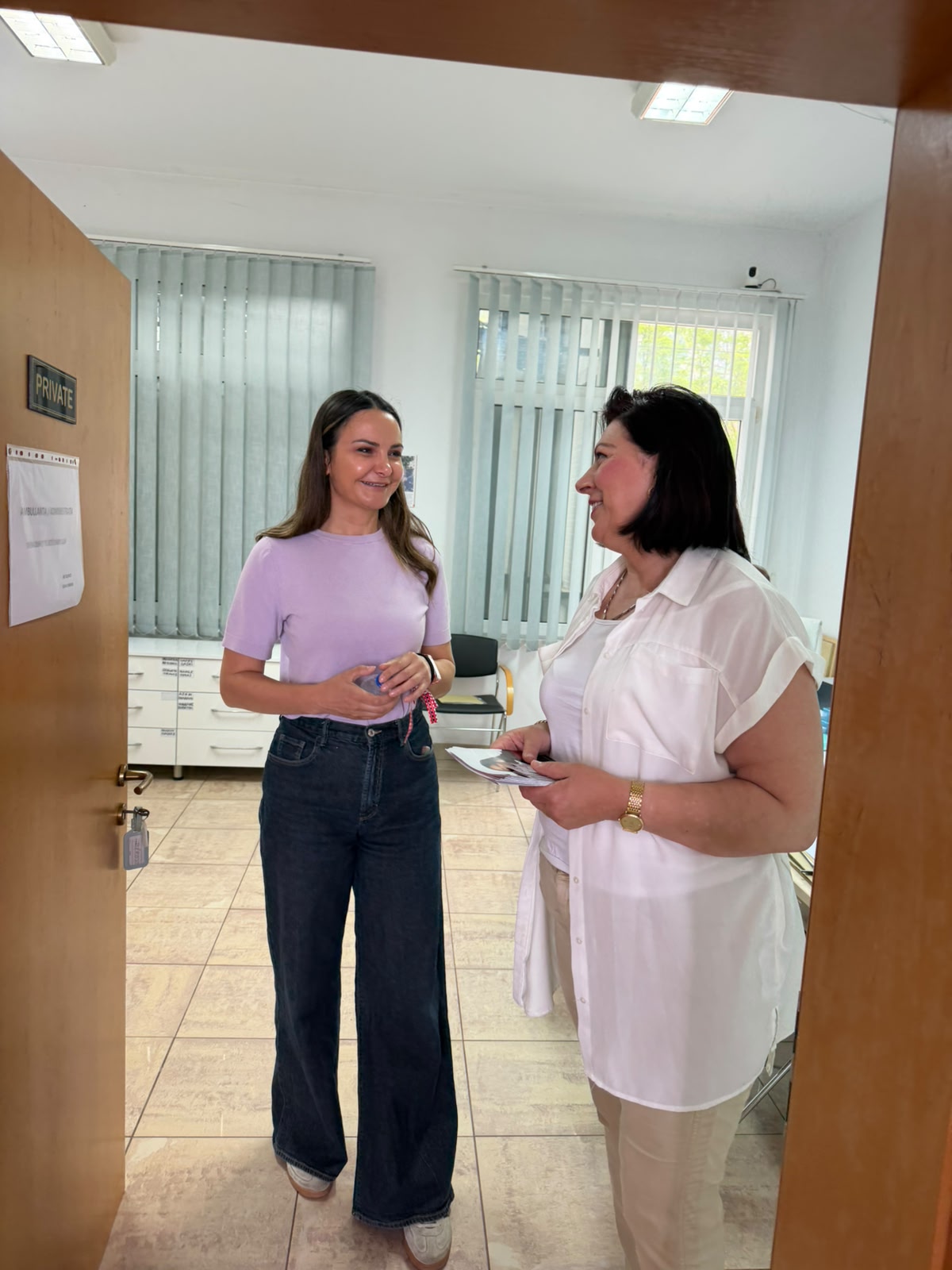 Elvira Ibrahimi-Hoti viziton shtëpinë për të moshuar “FLORA”, vlerëson investimin e mërgatës në shërbim të komunitetit
