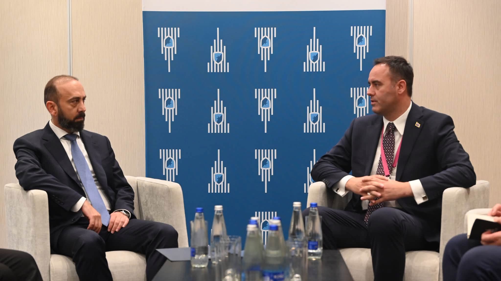 Glauk Konjufca takohet në Varshavë me ministrin e Jashtëm të Armenisë, diskutojnë sigurinë dhe bashkëpunimin