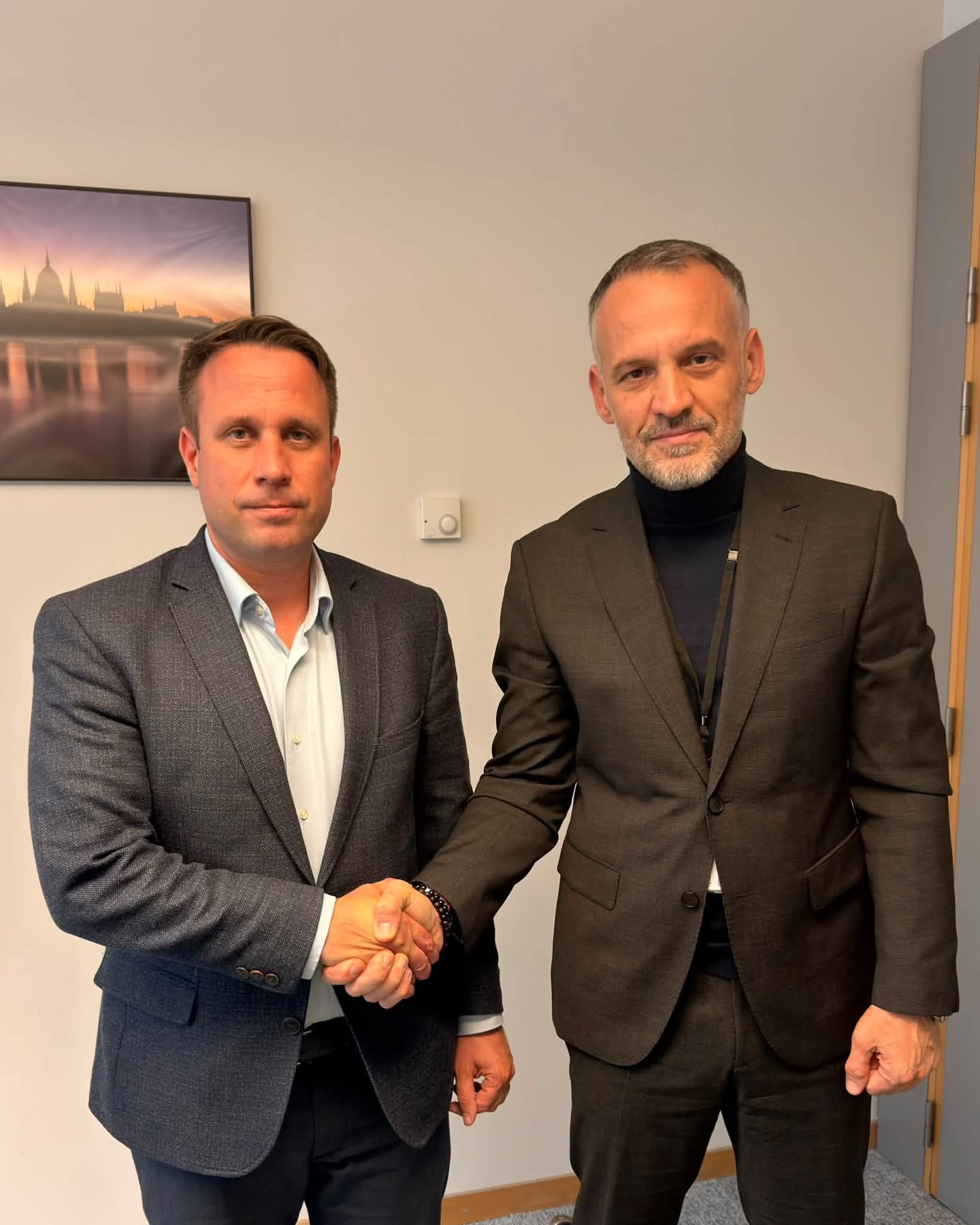 Arben Fetai, i Dërguari Special i Maqedonisë së Veriut për BE-në në Bruksel, zhvillon takim me eurodeputetin Csaba Dömötör.