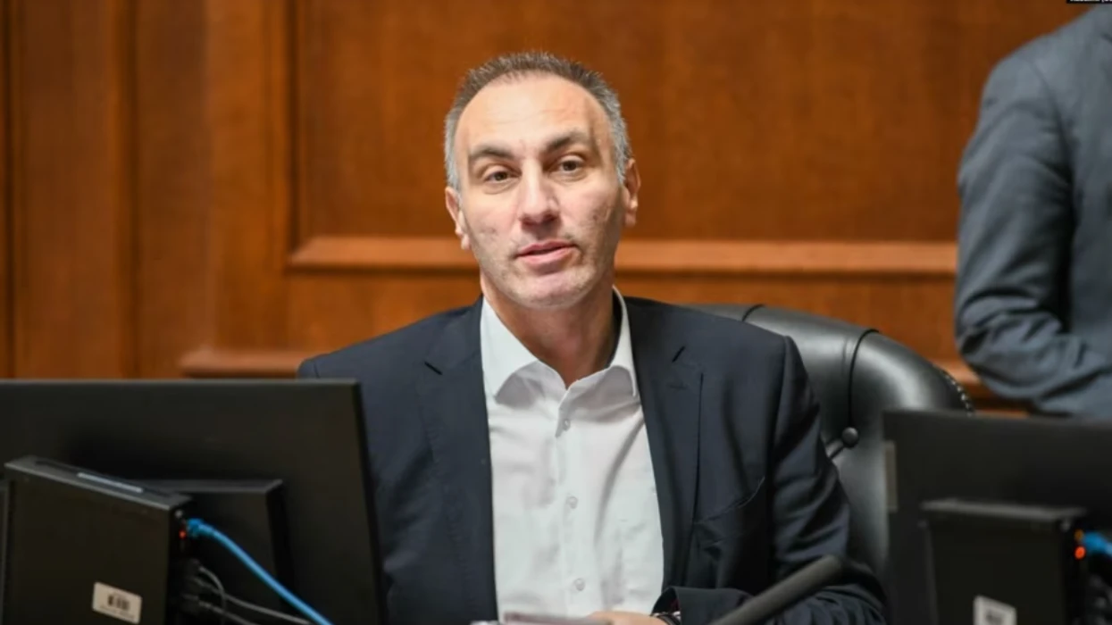 Grubit i hiqet masa e arrestit shtëpiak, por i refuzohet kërkesa për kthimin e pasaportës